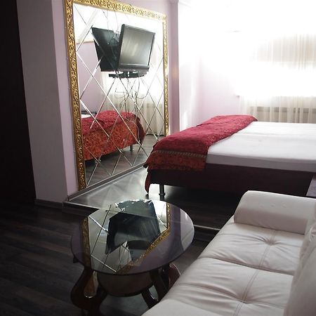 Emperum Nelson Hotel Chisinau Bagian luar foto