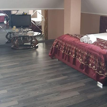 Emperum Nelson Hotel Chisinau Bagian luar foto