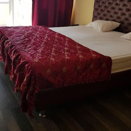 Emperum Nelson Hotel Chisinau Bagian luar foto