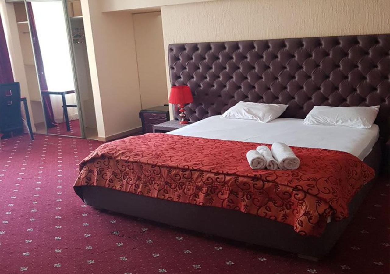 Emperum Nelson Hotel Chisinau Bagian luar foto