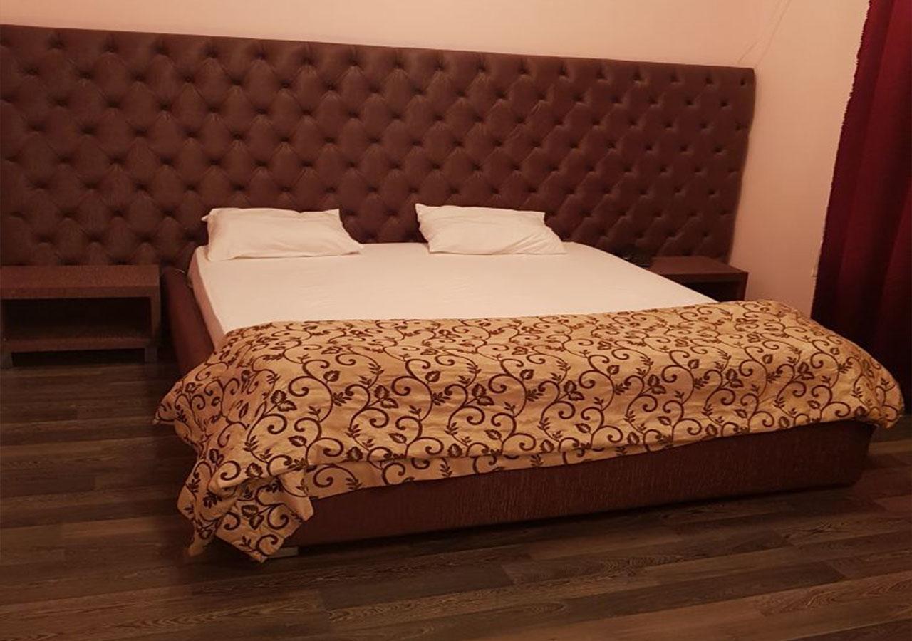 Emperum Nelson Hotel Chisinau Bagian luar foto