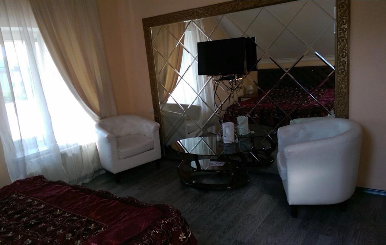 Emperum Nelson Hotel Chisinau Bagian luar foto