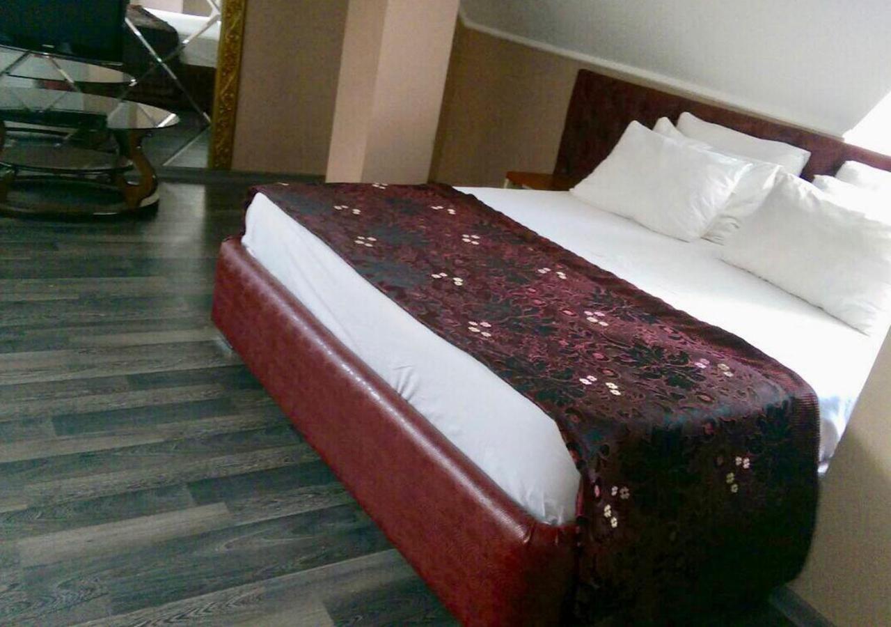 Emperum Nelson Hotel Chisinau Bagian luar foto