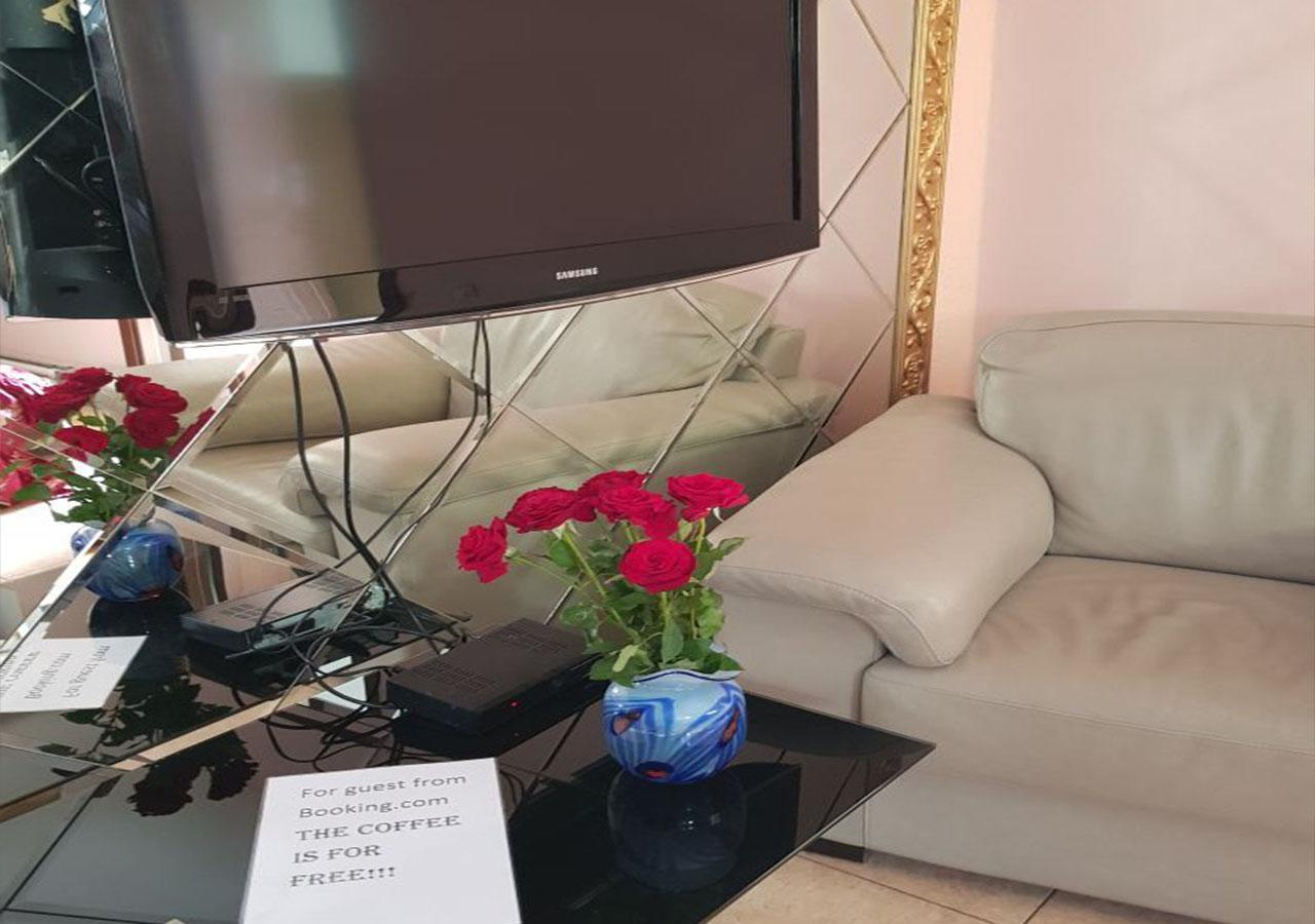 Emperum Nelson Hotel Chisinau Bagian luar foto