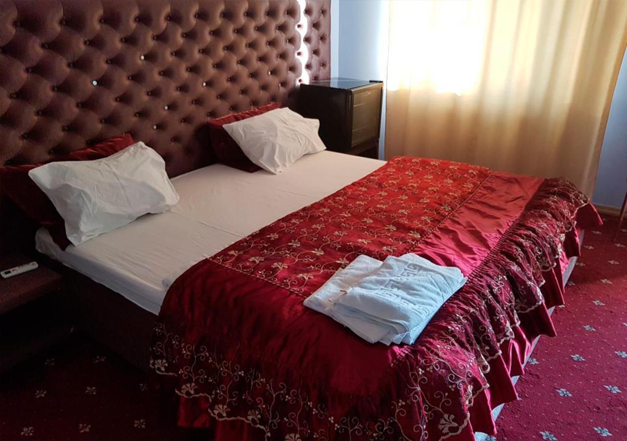 Emperum Nelson Hotel Chisinau Bagian luar foto