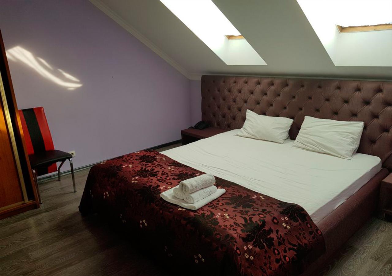 Emperum Nelson Hotel Chisinau Bagian luar foto
