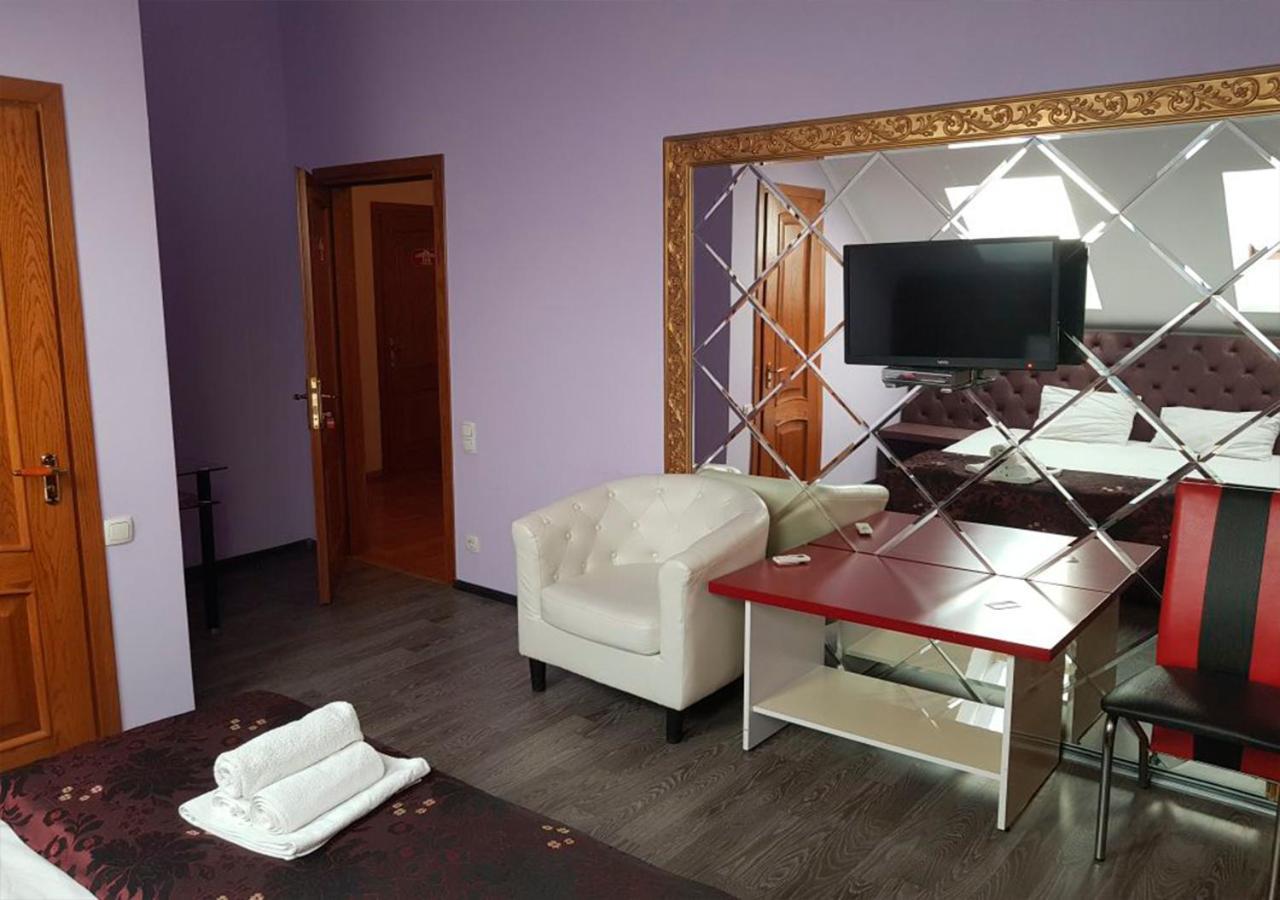 Emperum Nelson Hotel Chisinau Bagian luar foto