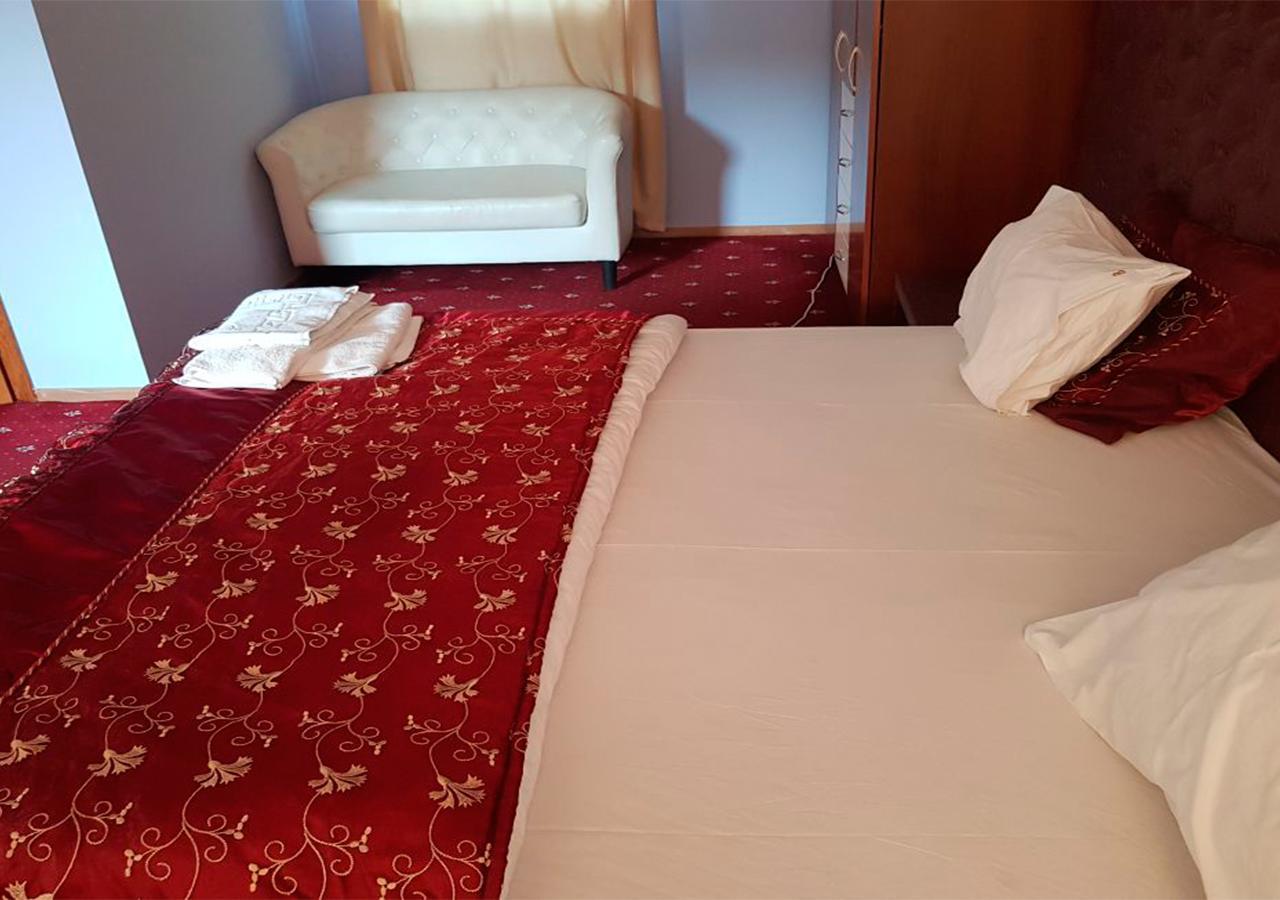 Emperum Nelson Hotel Chisinau Bagian luar foto